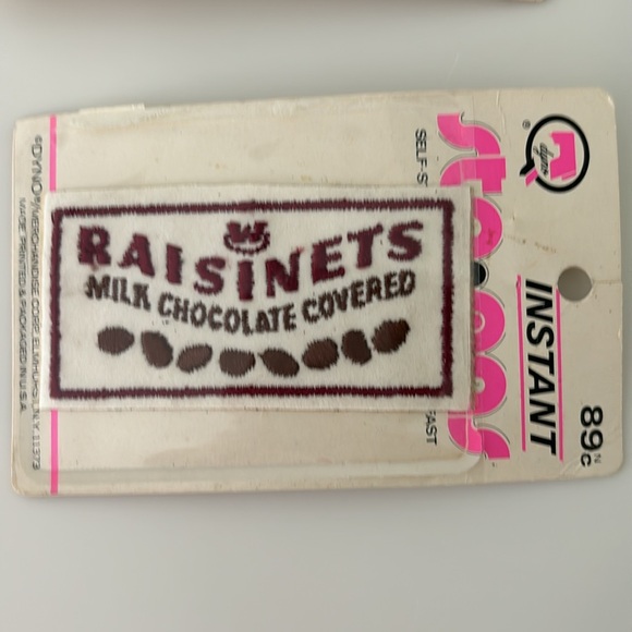 VTG Sta-Ons Self Sticking Candy Velvet Embrodered PATCHES Raisinets & Black Crow - Picture 3 of 11
